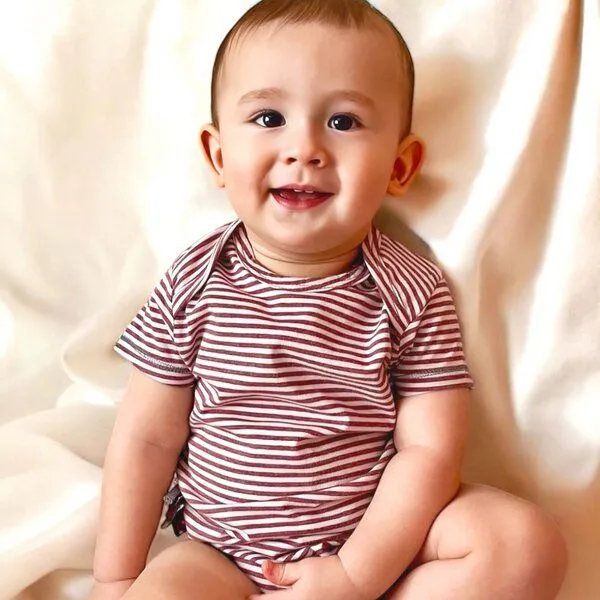 OrganicEra Baby S/S Kurzarm Bodysuit Gestreift 'OrganicEra' aus Bio-Baumwolle, Bordeaux melange (rot), – Produktbild 2 von 4