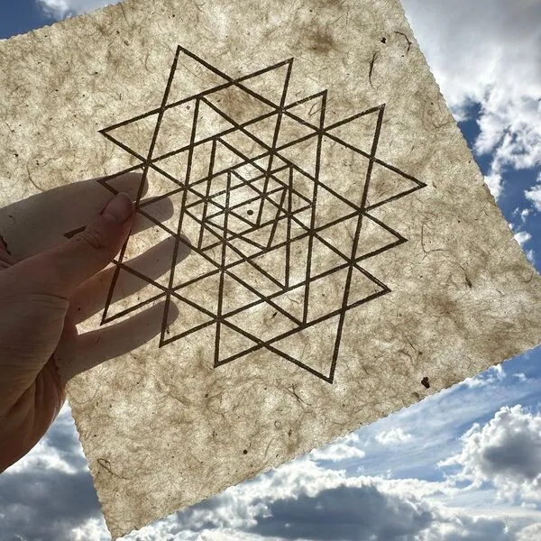 Veskor Cassiopeia Veskor Cassiopeia SRI YANTRA Symbol Linoldruck | 22 × 22 cm | Gold auf Naturweiß – Produktbild 4 von 4