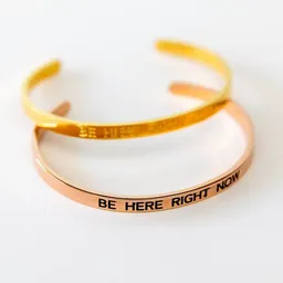 Divasya Divasya Armreif mit Gravur | rosé vergoldet | Be here right now – Produktbild 1 von 1