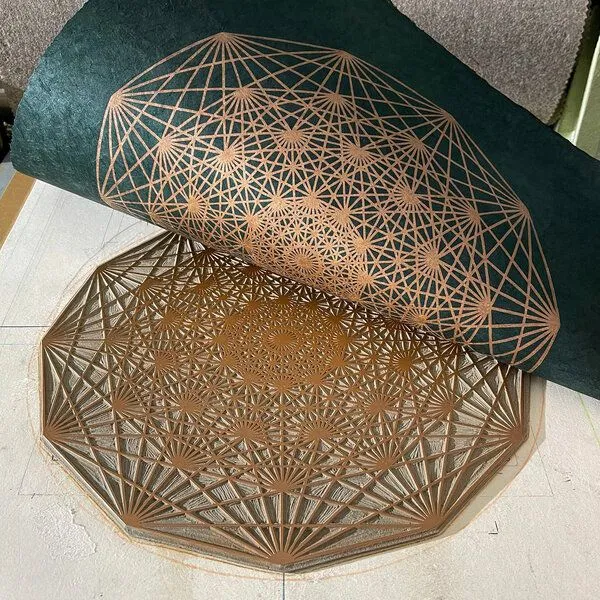 Veskor Cassiopeia Veskor Cassiopeia DEMIHEPTERAKT Heilige Geometrie Linoldruck | 40 × 40 cm | Kupfer auf Smaragdgrün – Produktbild 2 von 4