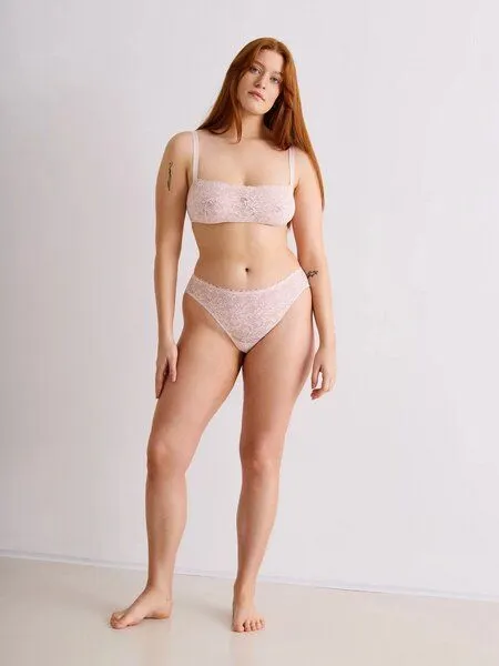 erlich textil erlich textil Dreamy Lace Bandeau Bralette mit Spitze aus recyceltem Polyamid, made in Europe, Magnolie, – Produktbild 7 von 7