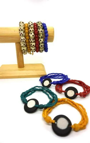 Global Mamas Karma Armband - Full-Circle Upcycling Glasschmuck - Mustard & Teal - Global Mamas, Mustard (gelb), – Produktbild 2 von 2