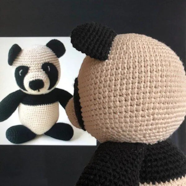 Luna-Leena Luna-Leena Pandabär Kuscheltier – Schwarz-Weiß – handgehäkelt aus Bio-Baumwolle – Produktbild 3 von 3