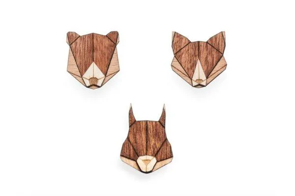 BeWooden BeWooden Broschen aus Holz Set Eichhörnchen, Fuchs + Bär – Produktbild 1 von 4
