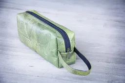 BY COPALA BY COPALA Kosmetik-Tasche / Federmappe aus recycelten Blättern, mit Riemen, Etui handmade und vegan in grün – Produktbild 1 von 1
