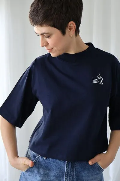 Kultgut Kultgut Artdesign- Biofair- Flausch Shirt im Boxistyle / Kleine Nachtlektüre, Dunkelblau, – Produktbild 3 von 4