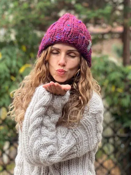 PANAPUFA PANAPUFA Handgestrickte Chunky Beanie – 90 % Merinowolle, 10 % Seide, Rot braun, – Produktbild 2 von 4