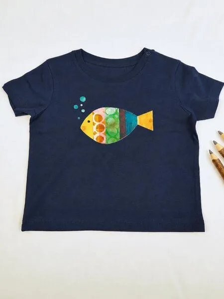 MelaDi MELAdi Kinder Baby-Shirt aus Biobaumwolle - Fisch auf Navy Blue Kopie – Produktbild 3 von 4