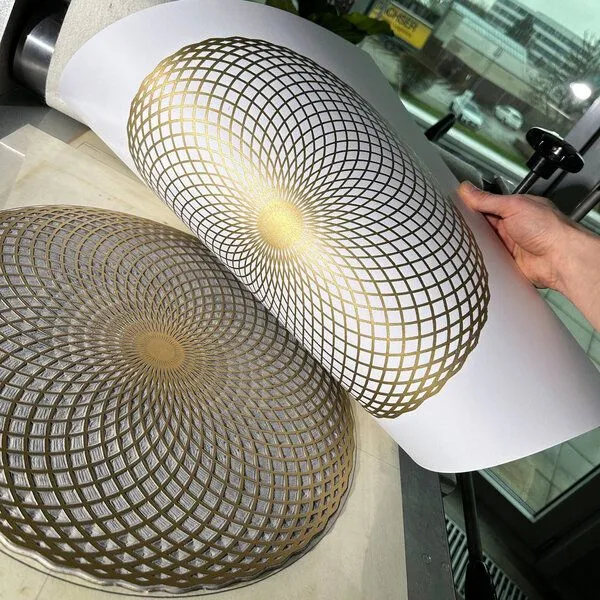 Veskor Cassiopeia Veskor Cassiopeia LOTUS DES LEBENS Heilige Geometrie Linoldruck | 50 × 50 cm | Gold auf Weiß – Produktbild 4 von 4