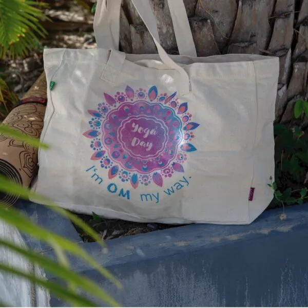 Divasya Divasya Shopper-Bag aus Biobaumwolle mit Yogamotiven, Yoga day, – Produktbild 1 von 4