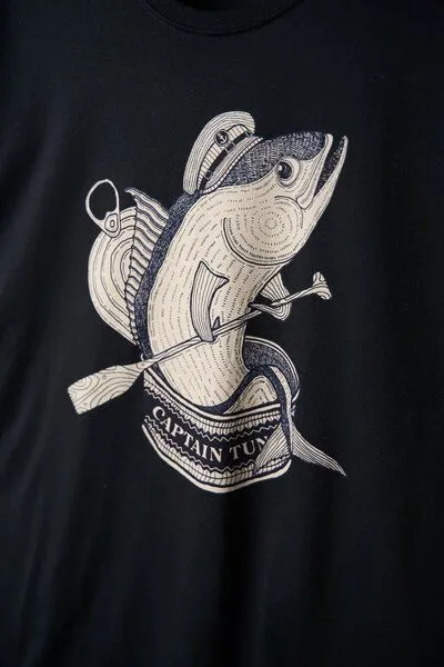 LAKOR LAKOR T-Shirt aus Bio-Baumwolle - Captain Tuna, Moonless night (schwarz), – Produktbild 2 von 3