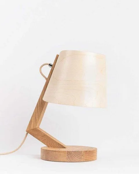 ALMUT von Wildheim ALMUT von Wildheim dimmbare Tischlampe aus Eiche mit Lampenschirm aus Naturmaterialien, Ahorn (blassgelb), – Produktbild 1 von 4