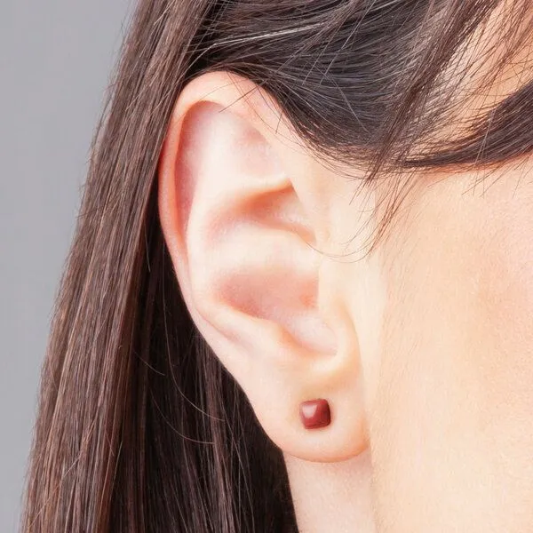 ALEXASCHA ALEXASCHA Winzige Ohrstecker aus recyceltem Glas 4mm, Kirschrot, – Produktbild 3 von 4
