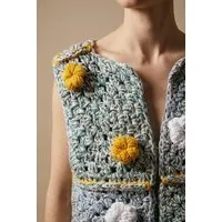KnitToChange KnitToChange Handgehäkelte Weste mit 3D-Blumen aus recyceltem Garn – Produktbild 1 von 1