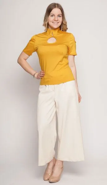 Peaces.bio - handbedruckte Biomode Peaces.bio - handbedruckte Biomode Elegante Stehkragenbluse, Gelb, – Produktbild 1 von 2