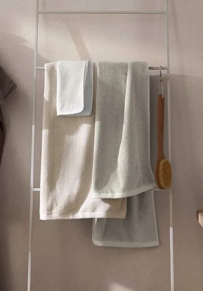 hessnatur hessnatur Frottier-Handtuch mit Reiskornstruktur aus reiner Bio-Baumwolle, Mandel, – Produktbild 3 von 5