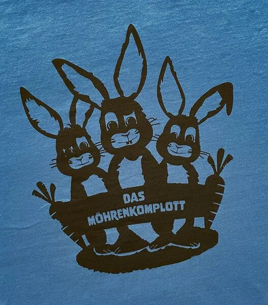 päfjes päfjes Das Hasen Möhrenkomplott - Fair Wear Männer/Unisex T-Shirt, Blau, – Produktbild 3 von 3