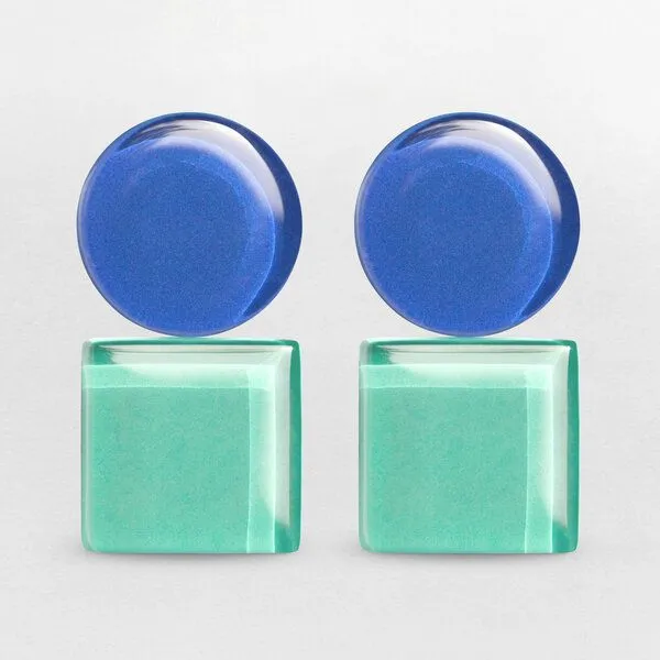 ALEXASCHA ALEXASCHA Geometrische Clip Ohrringe aus Glas | Bauhaus Design | 16 Farbkombinationen, Blau & mint, – Produktbild 1 von 4