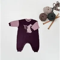 tetoi vienna tetoi-vienna TENCEL Babyoverall "Alpenflausch Hase" kuscheliger Strampler, Weinrot, – Produktbild 1 von 1