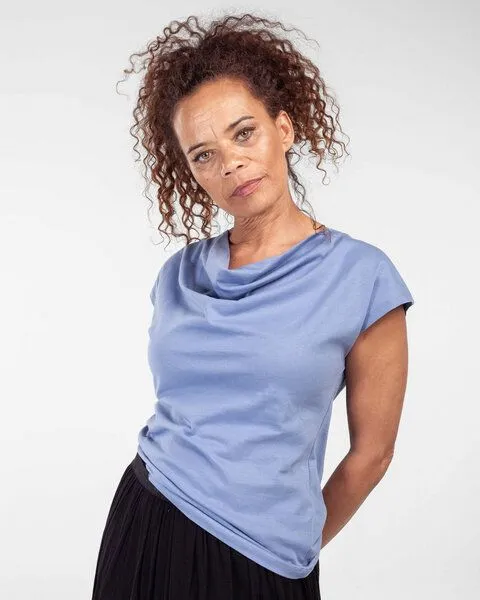 Alma & Lovis Alma & Lovis Shirt mit Wasserfall-Ausschnitt, aus Bio-Baumwolle | Short Cascade, Blau, – Produktbild 1 von 4