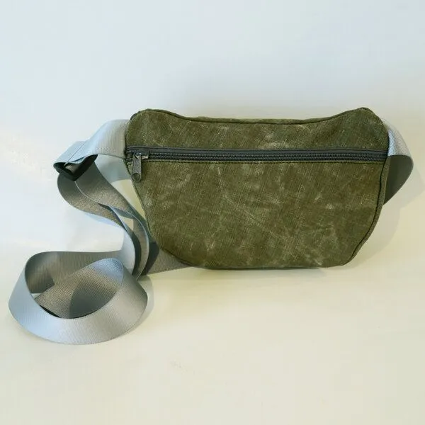 Leonca Leonca Upcycling Hip Bag aus Seesackleinen mit Palmen-Druck in 3 Größen, Oliv, – Produktbild 3 von 4