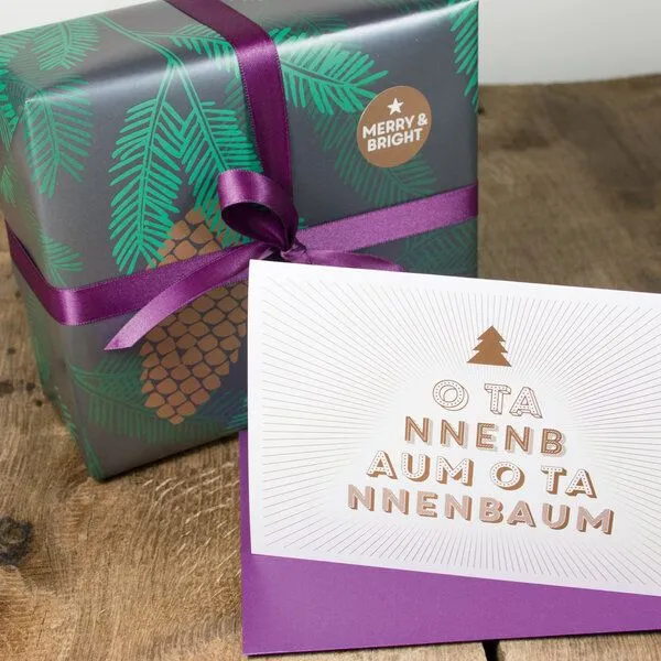 Bow & Hummingbird Bow & Hummingbird Grußkarte O Tannenbaum, Brombeer-farbener umschlag, – Produktbild 3 von 3