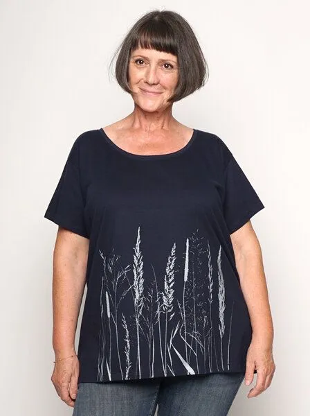 Peaces.bio - handbedruckte Biomode Peaces.bio - handbedruckte Biomode Bio-Damen-Loosefit-T-Shirt Gräservielfalt, Bordeaux, – Produktbild 3 von 3