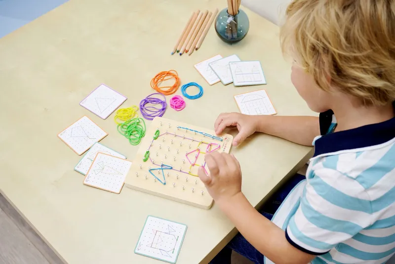 eichhorn eichhorn Lernspielzeug Montessori Geometriebrett, Bunt, – Produktbild 5 von 5