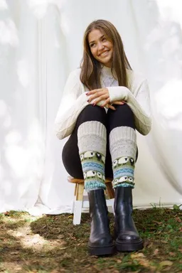 Haus of Namaste Haus of Namaste Beinstulpen aus 100 % Lammwolle im Fair-Isle-Muster – Produktbild 1 von 1