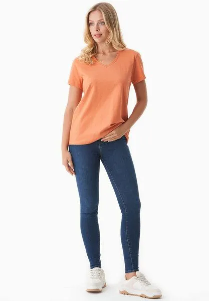 ORGANICATION ORGANICATION Damen Basic T-Shirt aus Bio-Baumwolle mit V-Ausschnitt, Dusty orange, – Produktbild 2 von 4