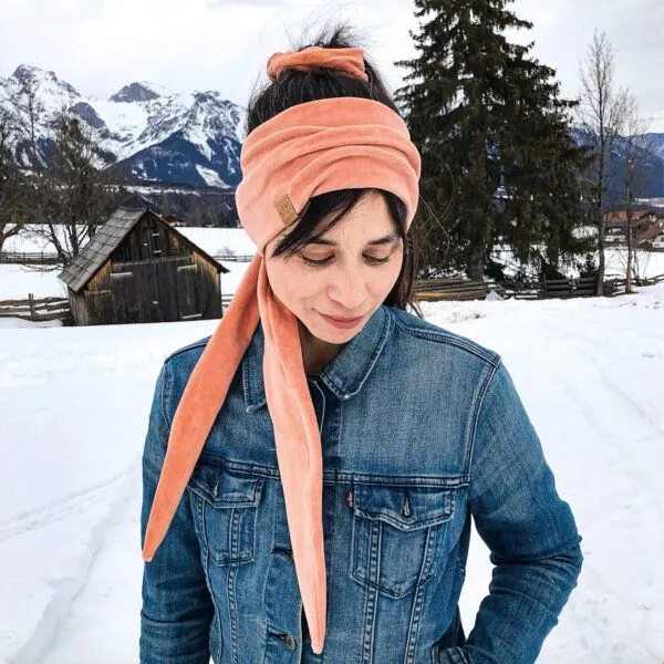 Liebe Deinen Planeten Liebe Deinen Planeten Samtband Bardot kurz Vielseitiger Samtschal zum binden für Kopf und Hals handgefertigt in Tirol, Peach, – Produktbild 1 von 3