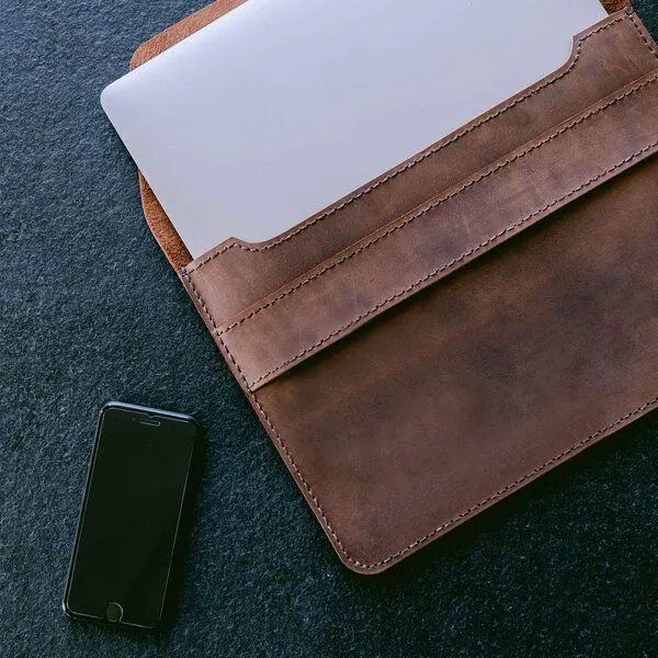 hecho. hecho. Leder Hülle für MacBook Air 13" & 15“ (M1-M3) | „Fernando“ | Handmade & Fair (Ledertasche) – Produktbild 4 von 4