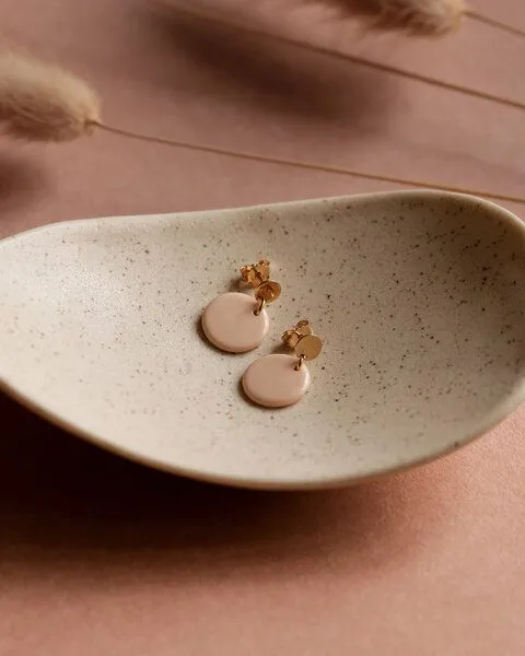 lille mus lille mus Ohrstecker 'Porzellanplättchen Rund', Apricot, – Produktbild 6 von 6