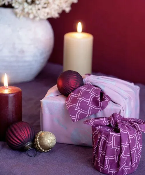 FabRap Gift Wrap FabRap Gift Wrap Wiederverwendbare Geschenkverpackung Furoshiki (doppelseitig), Blush whales & maroon ogives, – Produktbild 4 von 4