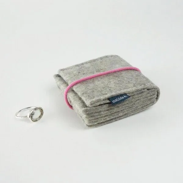 matilda k. manufaktur matilda k. manufaktur Schmuckaufbewahrung 'schmucknest' klein aus Wollfilz 'margarete' mit Rundgummi-Verschluß in vielen Farben, Dunkelgrau, – Produktbild 7 von 8