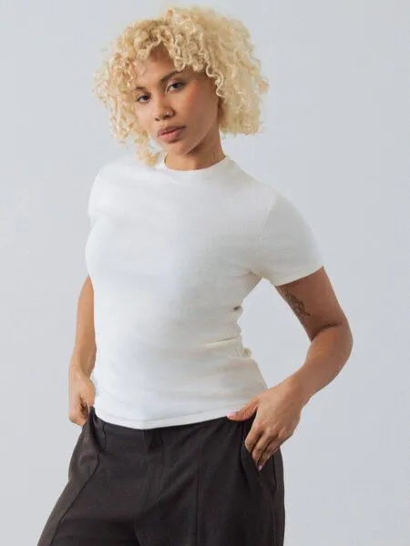 Honest Basics Honest Basics Damen Geripptes Slim Fit T-Shirt aus Bio- und recycelter Baumwolle, Tofu, – Produktbild 2 von 4
