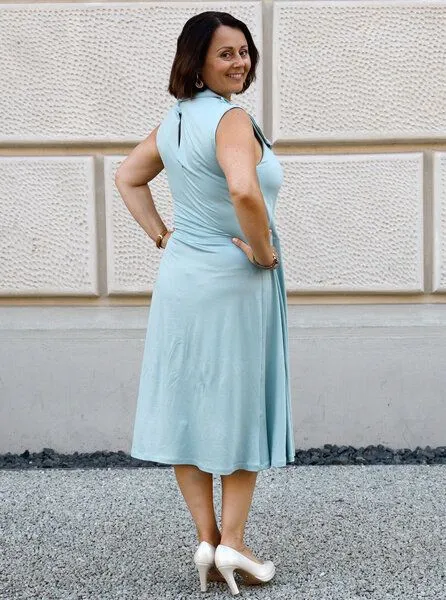 Peaces.bio - handbedruckte Biomode Peaces.bio - handbedruckte Biomode Kelchkragenkleid "Buchenzauber" in Eisblau, Eisblau, – Produktbild 2 von 3