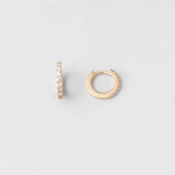 fejn jewelry fejn jewelry Ohrringe 'sparkle huggie' - Creolen mit Zirkonia, Gold, – Produktbild 6 von 7