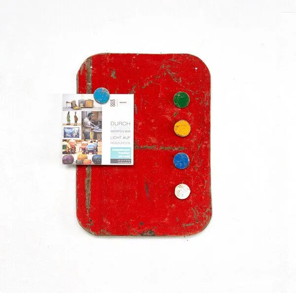 Moogoo Creative Africa Moogoo Creative Africa Magnettafel aus recycelten Ölfässern mit 5 bunten Magneten - Industrial Upcycling, Rot, – Produktbild 2 von 4