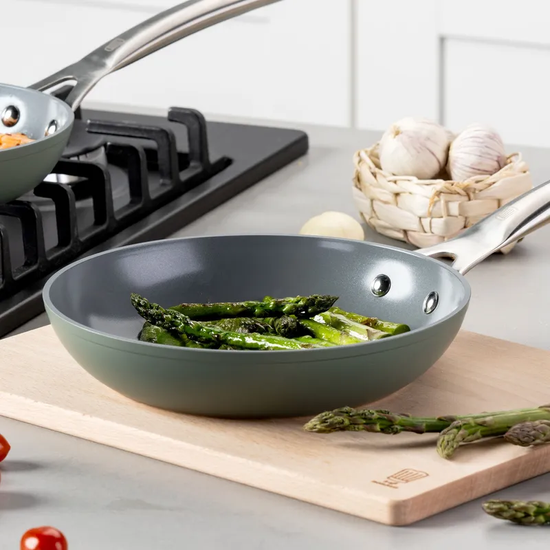 Chefkoch trifft Fackelmann Chefkoch trifft Fackelmann Bratpfanne Stuttgart, keramische Antihaft-Beschichtung, Ø24cm – Produktbild 2 von 3