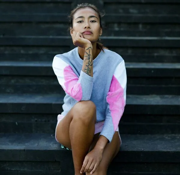 The Driftwood Tales The Driftwood Tales Sweatshirt aus Bio-Baumwolle, Bio-Restmaterial und gewöhnlichen Resttextilien, Grau -rosa -weiss, – Produktbild 2 von 4