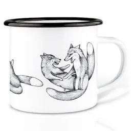 LIGARTI Emaille Tasse – Tobende Füchse – LIGARTI Tiermanufaktur – Produktbild 1 von 1