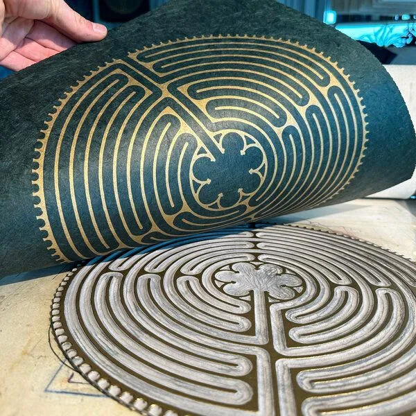 Veskor Cassiopeia Veskor Cassiopeia LABYRINTH VON CHARTRES der Kathedrale Notre-Dame Linoldruck | 40 × 40 cm | Gold auf Waldgrün – Produktbild 3 von 4