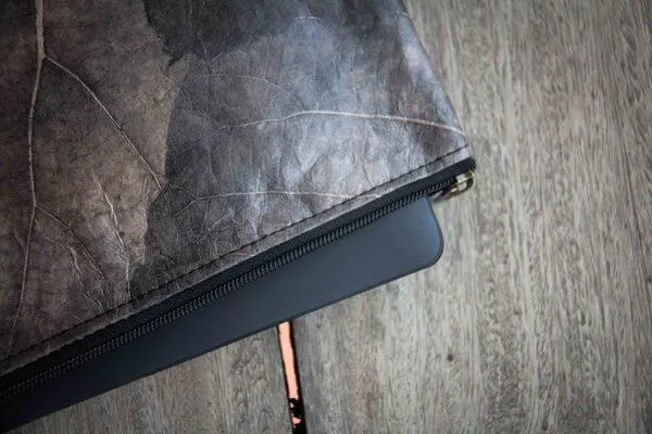 BY COPALA BY COPALA Laptop Hülle 13–14 Zoll aus Blattleder – Laptoptasche für MacBook Air & Pro – Produktbild 4 von 5