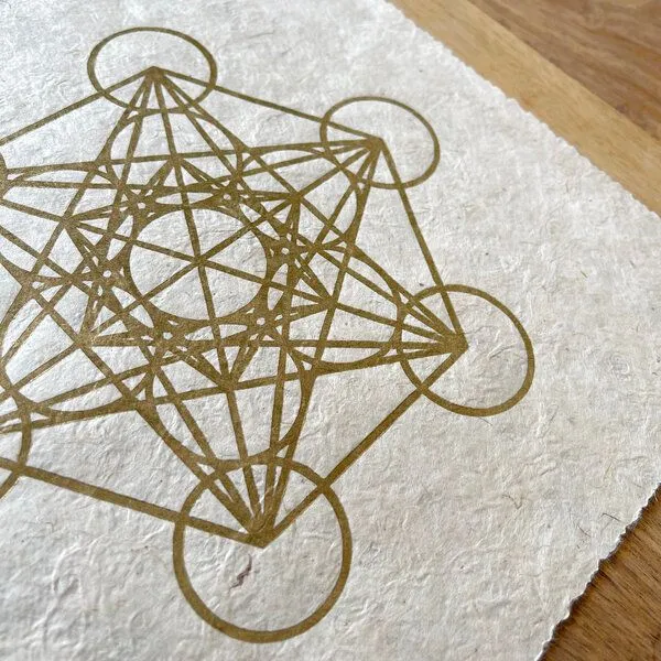 Veskor Cassiopeia Veskor Cassiopeia METATRON WÜRFEL Heilige Geometrie Linoldruck | 22 × 22 cm | Gold auf Naturweiß – Produktbild 3 von 4