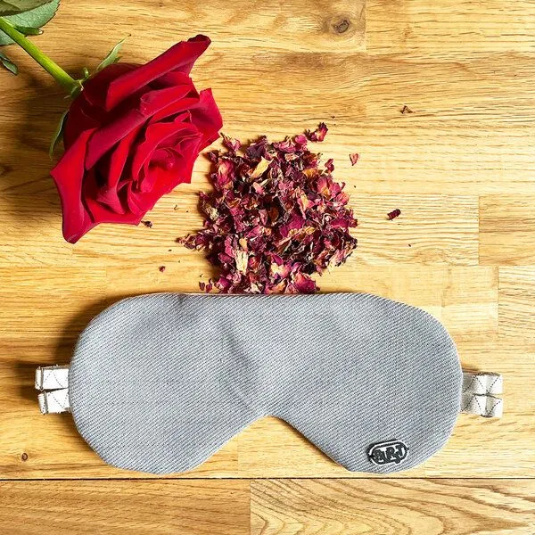 Burst Burst Schlafmaske wahlweise mit Lavendel, Zirbenholz oder Rosenblütenblätter, Stone (grau), – Produktbild 4 von 7