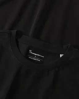 KnowledgeCotton Apparel KnowledgeCotton Apparel Herren vegan T-Shirt Brustlogo Stickerei Black Jet – Produktbild 1 von 1