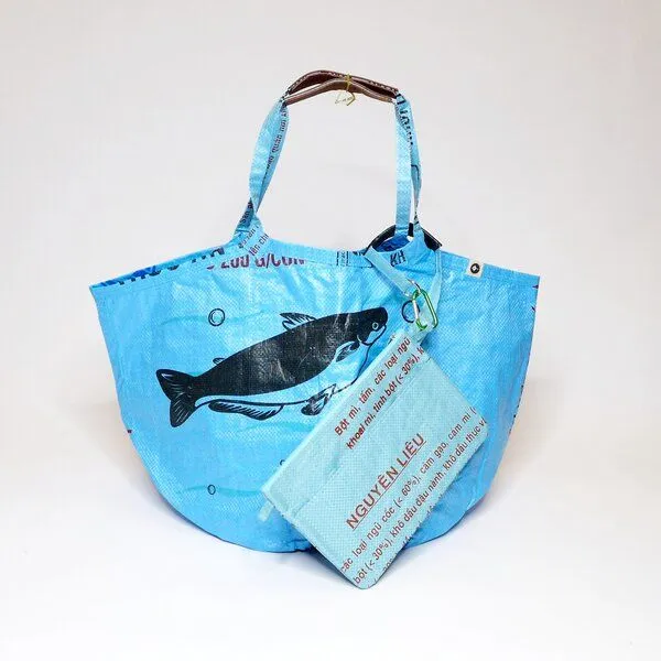 REFISHED fair fashion REFISHED fair fashion Tasche 'SOULMATE COTTON' Limitierte Edition! - upcycelte Fischfuttersäcke, #fish h-blau/#cotton butterfly, – Produktbild 1 von 2