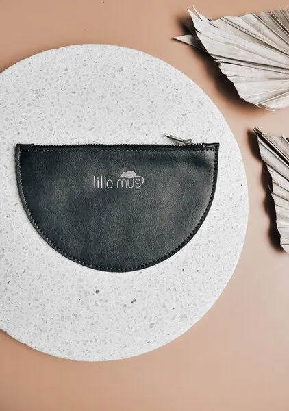 lille mus lille mus Veganes Täschchen 'Halbmond' aus Kunstleder, Dunkelgrau, – Produktbild 1 von 1