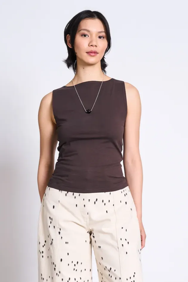 JAN N JUNE JAN N JUNE Damen vegan Felis Mud Top Mit U Boot Ausschnitt, Braun, – Produktbild 1 von 1